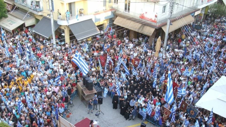 Συνεχίζεται το σφυροκόπημα κατά των ΣΥΡΙΖΑΝΕΛ: «Βούλιαξαν» και τα Γιαννιτσά – Ηχηρό «όχι» στο ξεπούλημα της Μακεδονίας – Ετοιμάζουν «θερμή» υποδοχή στον Τσίπρα οι Θεσσαλονικείς